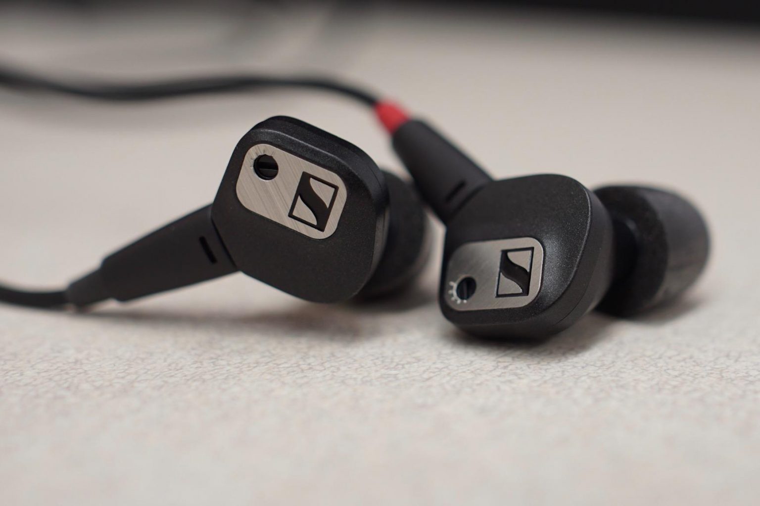 IEM Vs Earbuds – What Is The Difference? | HeadphonesFans